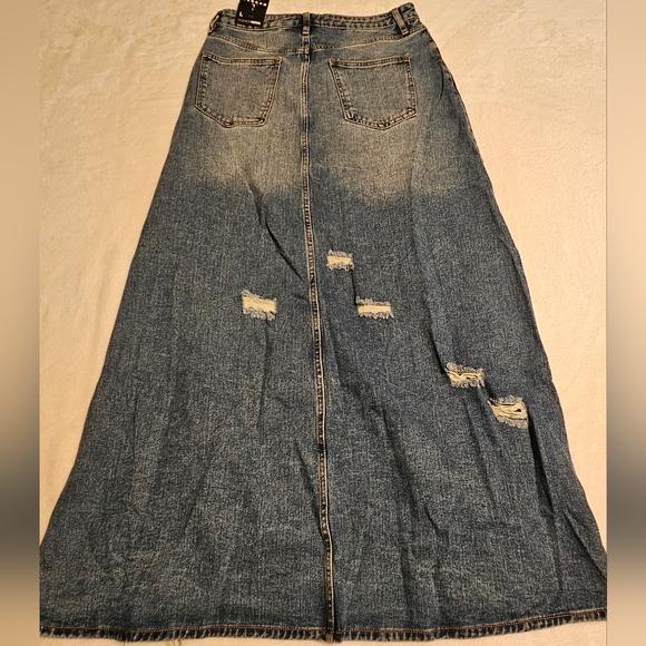 Fashion Nova Distressed Denim Maxi Skirt Blue Size Large NWT - Picture 2 of 5